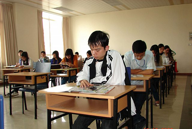 Giảng đường được sắp xếp đơn giản và tạo không gian thoáng mát cho sinh viên học tập