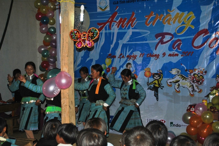 Buổi lễ bắt đầu với tiết mục biểu diễn của thanh niên nam nữ H'mông bản Pa Cốp. Buổi lễ bắt đầu với tiết mục biểu diễn của thanh niên nam nữ H'mông bản Pa Cốp.