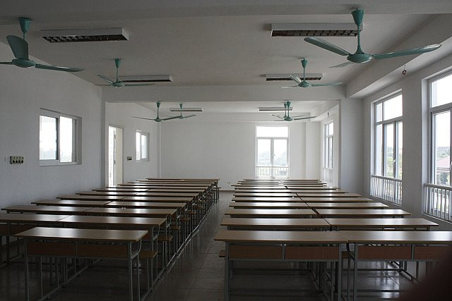 Các phòng học khác cũng rộng thênh thang, ngay ngắn. Các phòng học khác cũng rộng thênh thang, ngay ngắn.