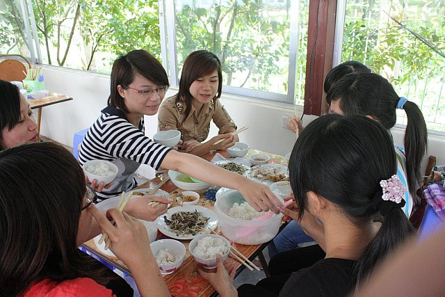 Cạnh khu nhà kí túc là dãy nhà ăn dành cho sinh viên. Ở đây, sinh viên chỉ cần bỏ ra 12.000 là có bữa cơm no nê. Cạnh khu nhà kí túc là dãy nhà ăn dành cho sinh viên. Ở đây, sinh viên chỉ cần bỏ ra 12.000 là có bữa cơm no nê.