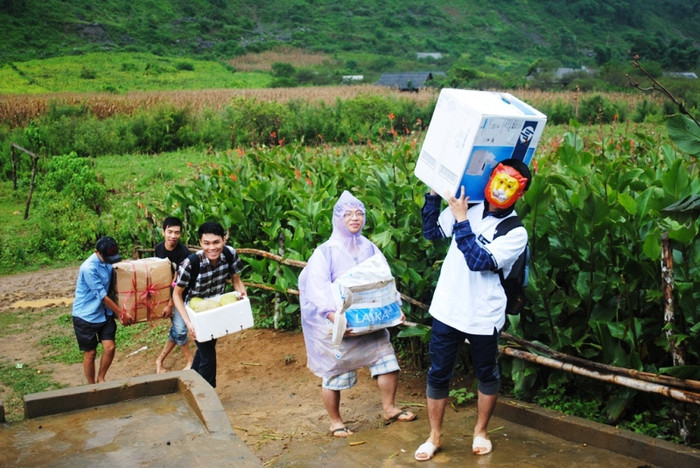 Con đường trơn trượt, lầy lội dẫn vào bản Pa Cốp. Vất vả nhưng nụ cười vẫn luôn thường trực trên khuôn mặt của các tình nguyện viên. Con đường trơn trượt, lầy lội dẫn vào bản Pa Cốp. Vất vả nhưng nụ cười vẫn luôn thường trực trên khuôn mặt của các tình nguyện viên.