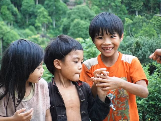 Do điều kiện thiếu thốn ở vùng cao, rất ít khi các em được tiếp cận với trò chơi mới. Trên này chỉ có chơi "bắt cua" bằng tay