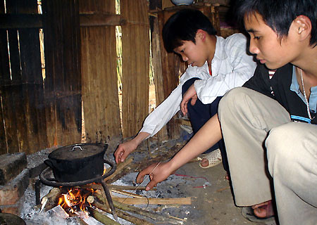 Chiều về, hai, ba em lại chung nhau nấu cơm ăn. Bữa cơm sang lắm là được ăn cơm trắng với canh rau cải lõng bõng.