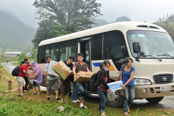 Vượt quãng đường gần 300 km, 7h sáng, xe ô tô chở đoàn tình nguyện viên Việt Nam và nước ngoài dừng tại thị trấn Vân Hồ (tỉnh Sơn La). Vượt quãng đường gần 300 km, 7h sáng, xe ô tô chở đoàn tình nguyện viên Việt Nam và nước ngoài dừng tại thị trấn Vân Hồ (tỉnh Sơn La).