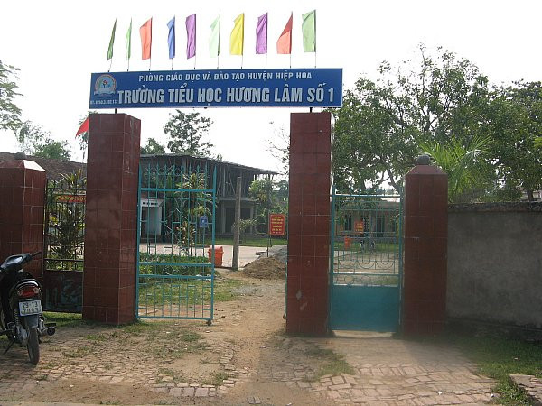 Tại cơ sở chính của trường, vẫn có tình trạng nhà thầu "bỏ chạy" do hết vốn Tại cơ sở chính của trường, vẫn có tình trạng nhà thầu "bỏ chạy" do hết vốn