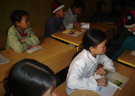 Mùa đông, HS vùng cao đi học vẫn mong manh áo sơ mi mỏng. Xen lẫn trong tiếng giảng bài của cô giáo là tiếng sụt sịt, xịt mũi của học trò.