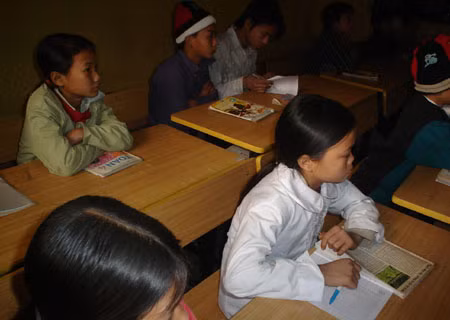 Mùa đông, HS vùng cao đi học vẫn mong manh áo sơ mi mỏng. Xen lẫn trong tiếng giảng bài của cô giáo là tiếng sụt sịt, xịt mũi của học trò.