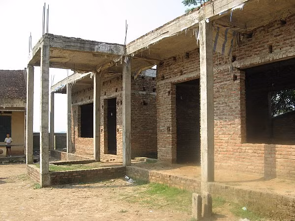 Bê tông và cột móng sắt nằm phơi sương trong nhiều năm