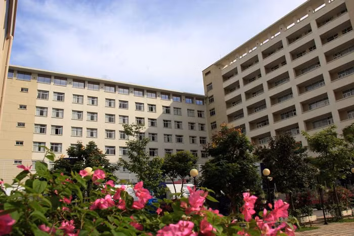 Trường với khu giảng đường nhiều tầng, trang thiết bị giảng dạy hiện đại mang phong cách Châu Âu.