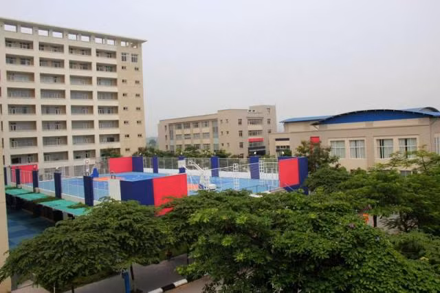 Cạnh các khu giảng đường là những sân chơi bóng rổ hiện đại