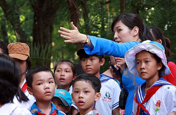 Chăm chú nghe các cô hướng dẫn về ao cá Bác Hồ