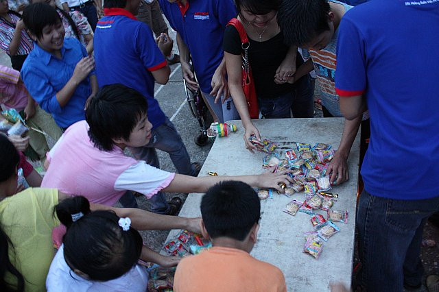 Trung thu, các em được dịp "cướp quà". Trung thu, các em được dịp "cướp quà".