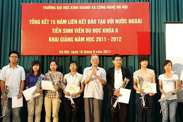 Lãnh đạo trường tặng bằng khen và học bổng cho sinh viên diện liên kết đào tạo. Ảnh Xuân Trung Lãnh đạo trường tặng bằng khen và học bổng cho sinh viên diện liên kết đào tạo. Ảnh Xuân Trung
