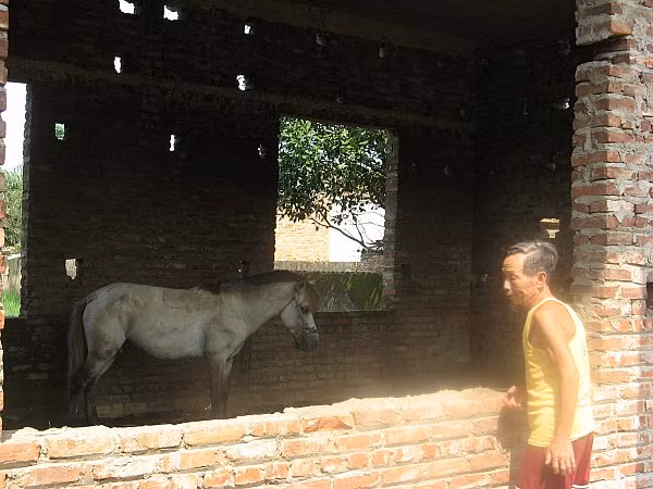 Người già và trẻ em rất bất bình trước cách thi công tắc trách từ phía địa phương.