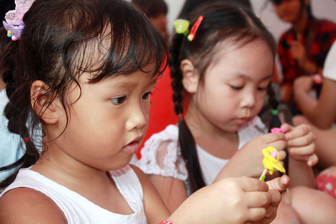 Tò he là trò cần đến sự khéo léo và tỉ mỉ nên thu hút được nhiều em gái hơn. Tò he là trò cần đến sự khéo léo và tỉ mỉ nên thu hút được nhiều em gái hơn.