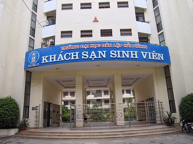 Nooit iếng nhất là "Khách sạn sinh viên", ở đây sinh viên đều phải tự giác trong mọi hoạt động từ vệ sinh cho tới bảo vệ, an ninh.