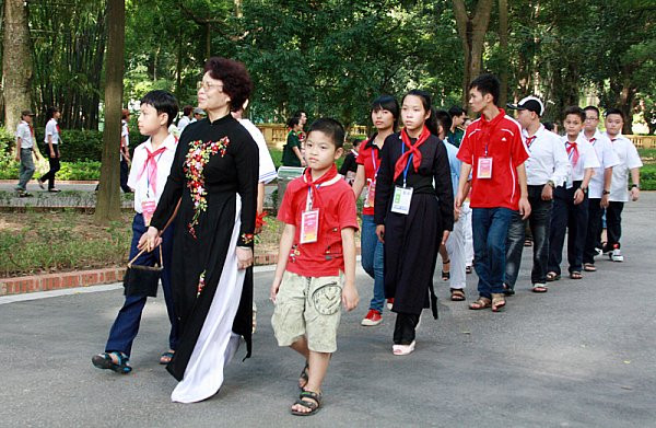 Từ đảo xa cháu về thăm Bác