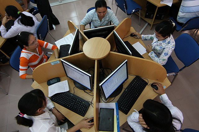 Ở đây, thiết bị tra cứu tài liệu hiện đại giúp sinh viên nhanh chóng tìm được những tài liệu mong muốn