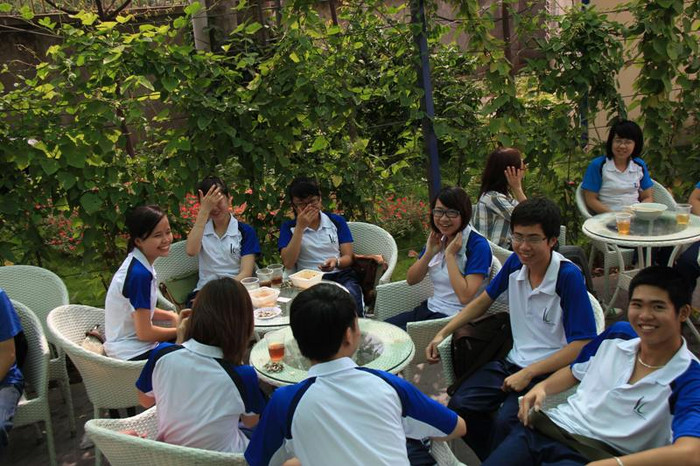 Hoặc thư giãn thả mình cùng bạn bè trò chuyện trong khuân viên nhà trường