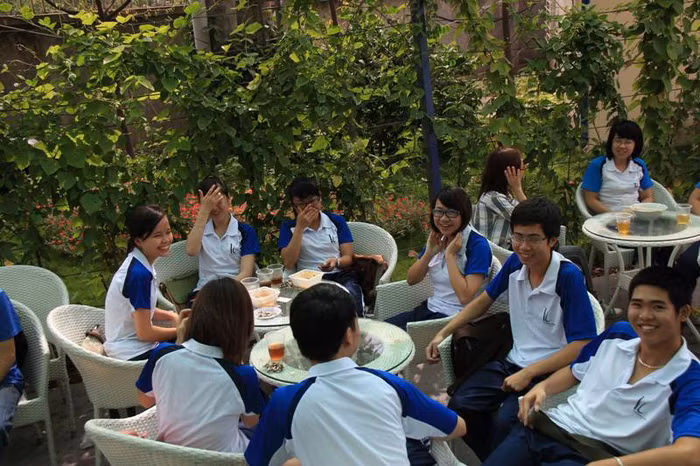 Hoặc thư giãn thả mình cùng bạn bè trò chuyện trong khuân viên nhà trường