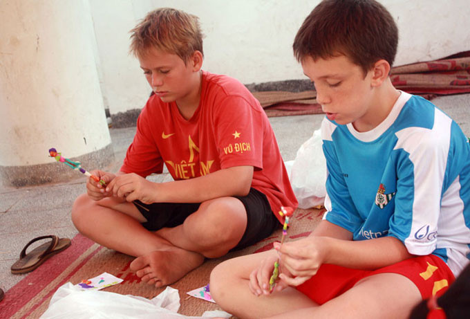 Không chỉ các bạn nhỏ Việt Nam, các bạn nhỏ nước ngoài cũng rất thích thú, khám phá và tham gia trò chơi truyền thống hấp dẫn này. Không chỉ các bạn nhỏ Việt Nam, các bạn nhỏ nước ngoài cũng rất thích thú, khám phá và tham gia trò chơi truyền thống hấp dẫn này.