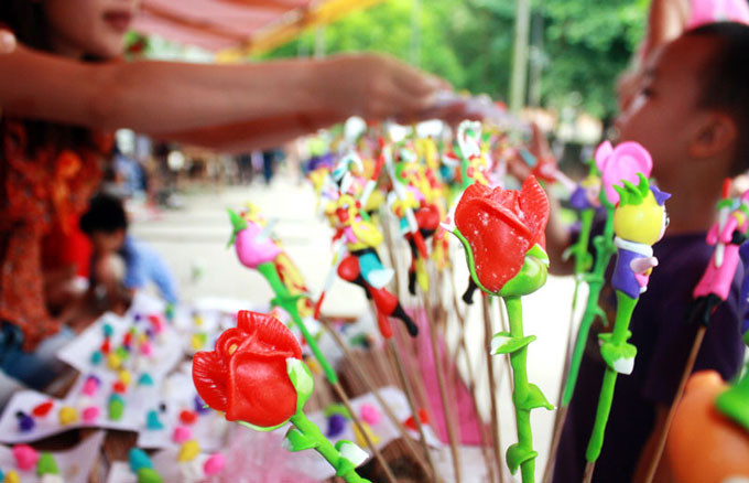 Tò he được làm bằng bột, là trò chơi không thể thiếu được của trẻ em làng quê Việt ngày xưa Tò he được làm bằng bột, là trò chơi không thể thiếu được của trẻ em làng quê Việt ngày xưa