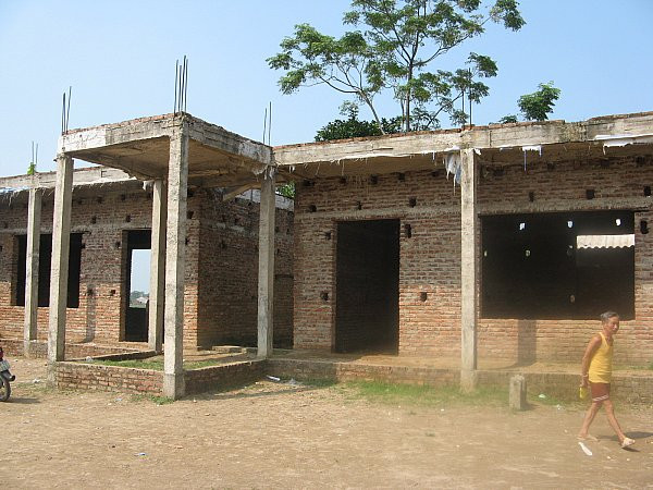 Chính quyền hứa xây tiếp trường học bị làm chuồng ngựa ảnh 1 Chính quyền hứa xây tiếp trường học bị làm chuồng ngựa ảnh 1