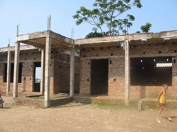 Bỏ hoang khoảng 3 năm nay, trường thành nhà hoang.