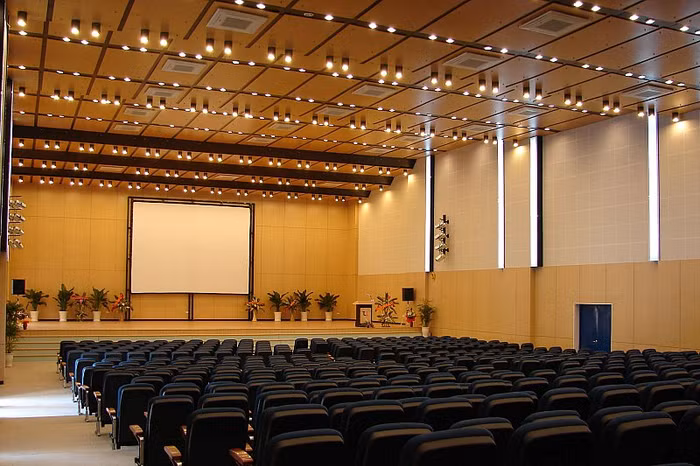 Mỗi tối thứ 5 hàng tuần, nhà trường tổ chức chiếu phim cho các sinh viên cùng xem tại "rạp phim" hiện đại.