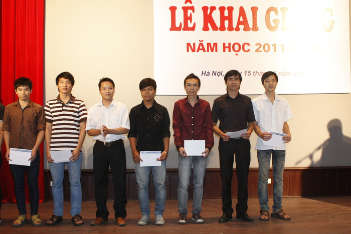 Các tân sinh viên phấn khởi khi nhận học bổng tiếng Anh Các tân sinh viên phấn khởi khi nhận học bổng tiếng Anh