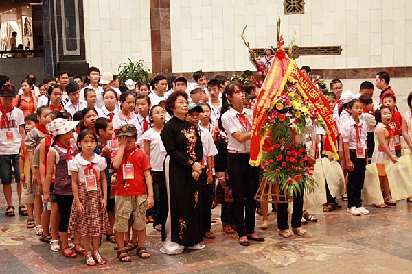 Dâng hoa tại tượng đài Bác