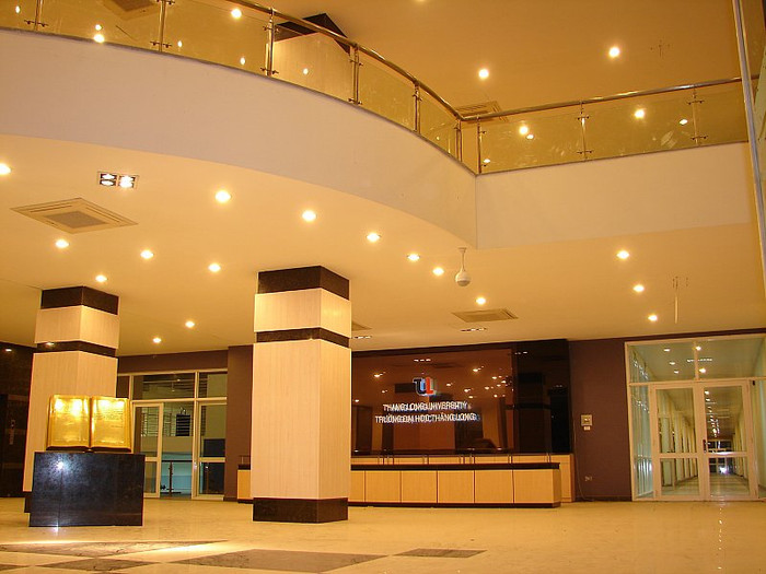 Tại tiền sảnh dẫn vào các phòng học được bố trí thoáng mát và hiện đại.