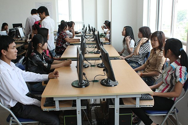 Phòng máy tính cho sinh viên thực hành và truy cập Internet miễn phí Phòng máy tính cho sinh viên thực hành và truy cập Internet miễn phí