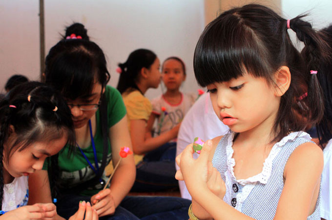 Một số bạn lớn hơn thì không cần sự trợ giúp, tự mình làm những sản phẩm theo sở thích Một số bạn lớn hơn thì không cần sự trợ giúp, tự mình làm những sản phẩm theo sở thích