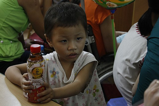 Ánh mắt lạ lẫm khi chứng kiến một ngày nhiều bánh kẹo đến thế Ánh mắt lạ lẫm khi chứng kiến một ngày nhiều bánh kẹo đến thế