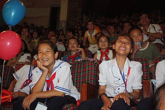 Đêm trung thu cười thỏa thích với lần đầu tiên được xem xiếc hài