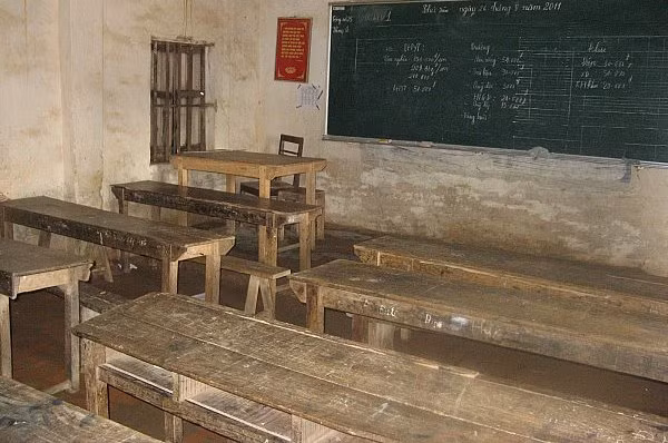 Đến nỗi, phải tận dụng phòng ẩm thấp, tối tăm cho lớp học hiện tại