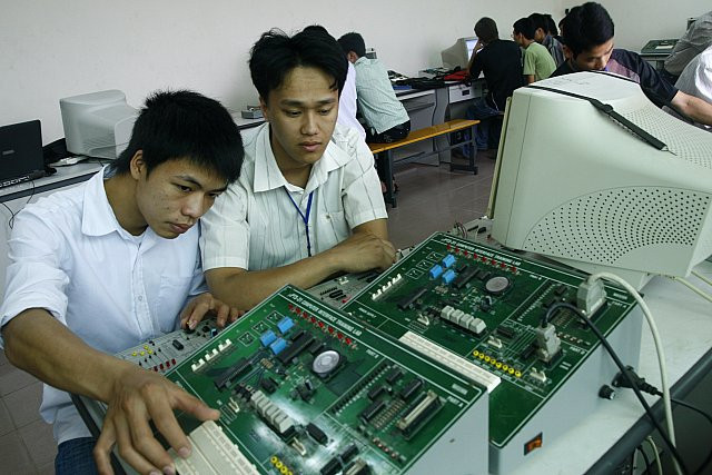 Trang thiết bị hiện đại giúp các em hòa nhập với tiến độ hội nhập.