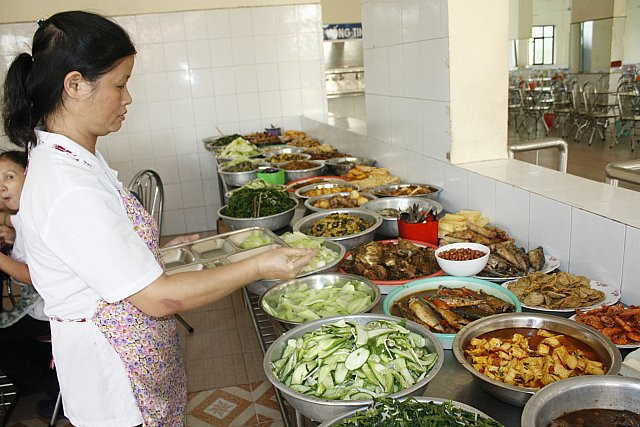 Với 15.000/suất cơm, sinh viên ở đây có được một bữa cơm vừa ngon vừa rẻ