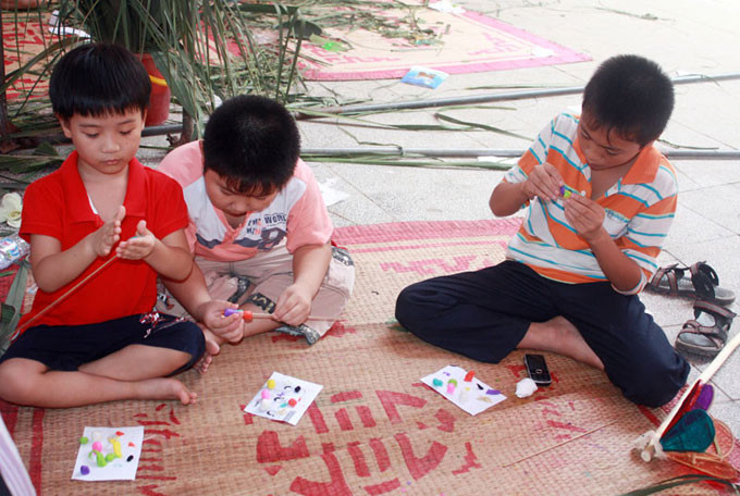 Ngày nay, Tò he được đưa vào nhiều lễ hội truyền thống, thu hút sự quan tâm đặc biệt của các em nhỏ Ngày nay, Tò he được đưa vào nhiều lễ hội truyền thống, thu hút sự quan tâm đặc biệt của các em nhỏ