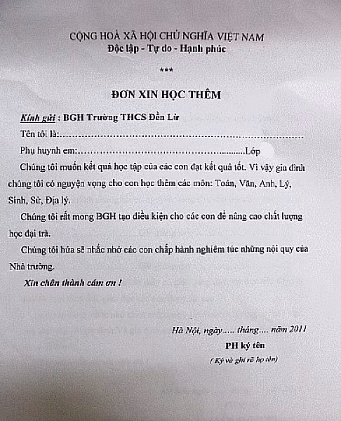 Đơn xin học thêm được cô giáo soạn sẵn chẳng khác nào ép phụ huynh cho con đi học thêm. Ảnh Xuân Trung