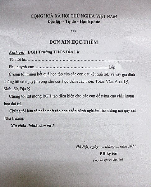 Đơn xin học thêm được cô giáo soạn sẵn chẳng khác nào ép phụ huynh cho con đi học thêm. Ảnh Xuân Trung