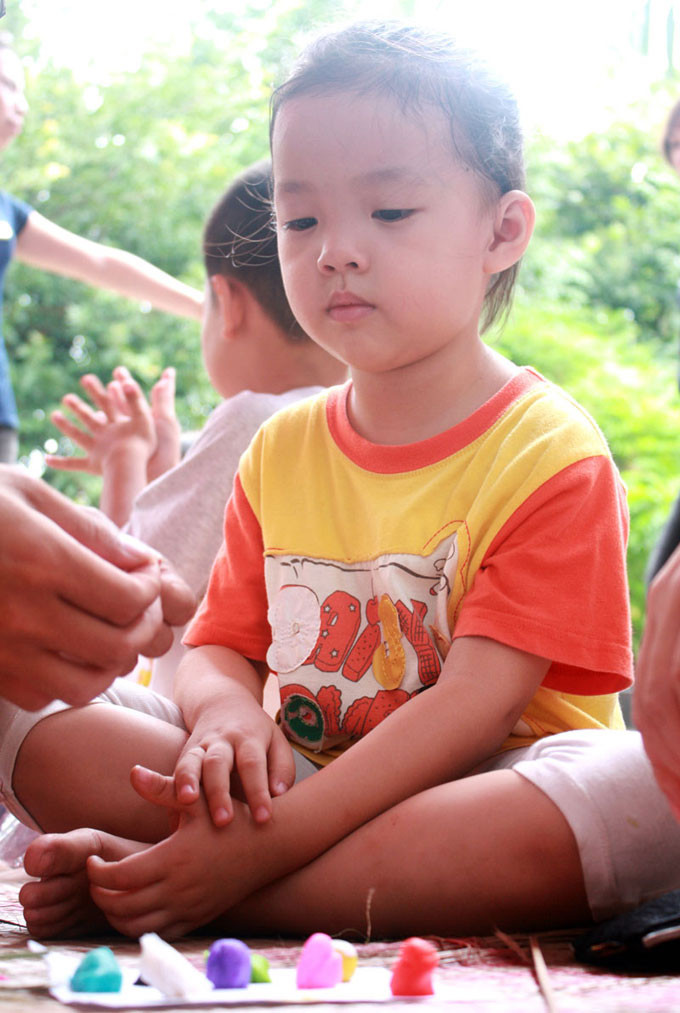 Lần đầu tiên được đi nặn Tò he nên bạn nhỏ này rất chú ý lắng nghe và theo dõi Lần đầu tiên được đi nặn Tò he nên bạn nhỏ này rất chú ý lắng nghe và theo dõi