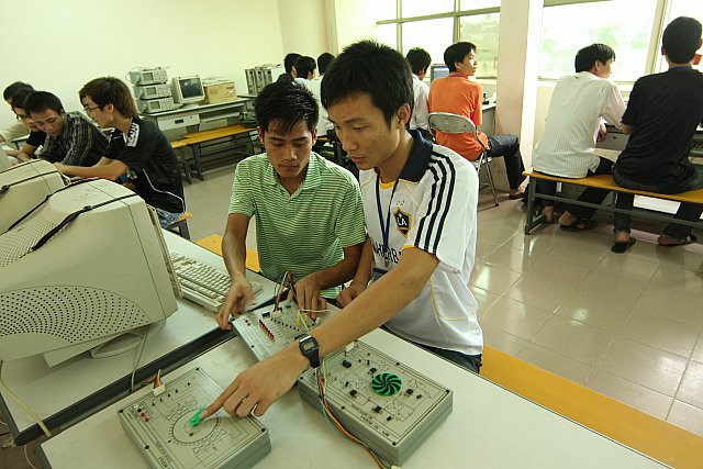 Sinh viên được học trong phòng thực hành rộng rãi, thoáng mát.