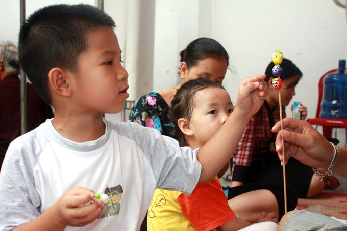 Tuy nhiên, các em trai cũng rất khéo với sản phẩm rô-bốt trái cây của mình. Tuy nhiên, các em trai cũng rất khéo với sản phẩm rô-bốt trái cây của mình.