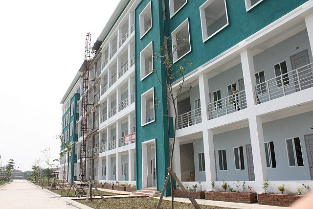 Điều đặc biệt, tòa nhà kí túc này tọa lạc gần quốc lộ 5, một quang cảnh thoáng mát chưa từng có. Điều đặc biệt, tòa nhà kí túc này tọa lạc gần quốc lộ 5, một quang cảnh thoáng mát chưa từng có.