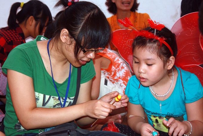 Các em đến tham gia nặn Tò he đều được các tình nguyện viên hướng dẫn rất nhiệt tình. Các em đến tham gia nặn Tò he đều được các tình nguyện viên hướng dẫn rất nhiệt tình.