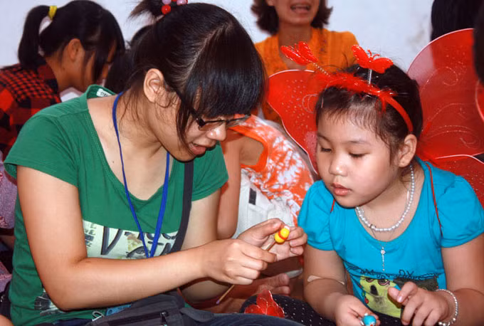 Các em đến tham gia nặn Tò he đều được các tình nguyện viên hướng dẫn rất nhiệt tình.