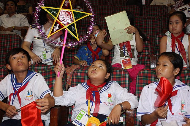 Cùng ngày, các em được vui tết trung thu tại rạp xiếc