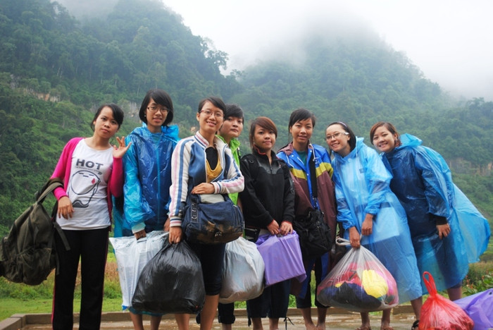 Nụ cười của các tình nguyện viên khi vượt quãng đường gần 300km tới bản Pa Cốp. Nụ cười của các tình nguyện viên khi vượt quãng đường gần 300km tới bản Pa Cốp.